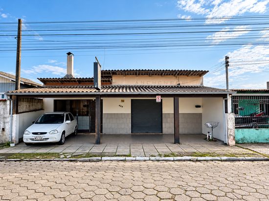 CASA NO BAIRRO CORDEIROS, 3 DORMITORIOS, 147M²