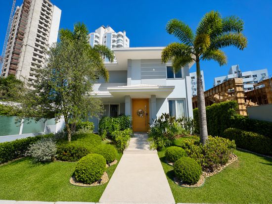 CASA EM CONDOMINIO FECHADO, 3 DORMITORIOS, 194M²