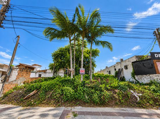 TERRENO NO BAIRRO ESPINHEIROS
