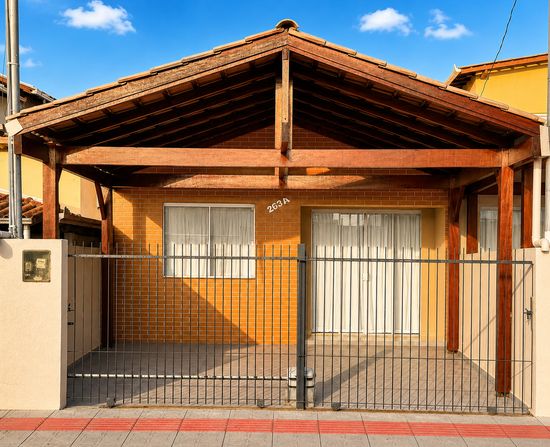 CASA NO BAIRRO CORDEIROS, 2 DORMITORIOS, 110M²