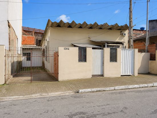 CASA COM 3 QUITINETES EM CORDEIROS