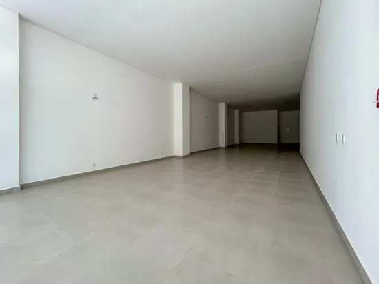 SALA COMERCIAL NO COLINAS DO MAR!