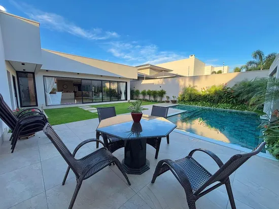 MARAVILHOSA CASA NO JARDIM RIVA!