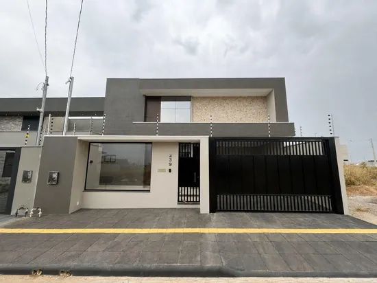 LINDA CASA COM 3 SUÍTES NO VILLA GRAMADO!