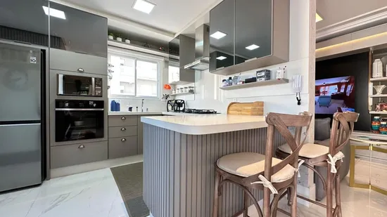 APARTAMENTO MOBILIADO FRENTE AVENIDA EM ITAPEMA